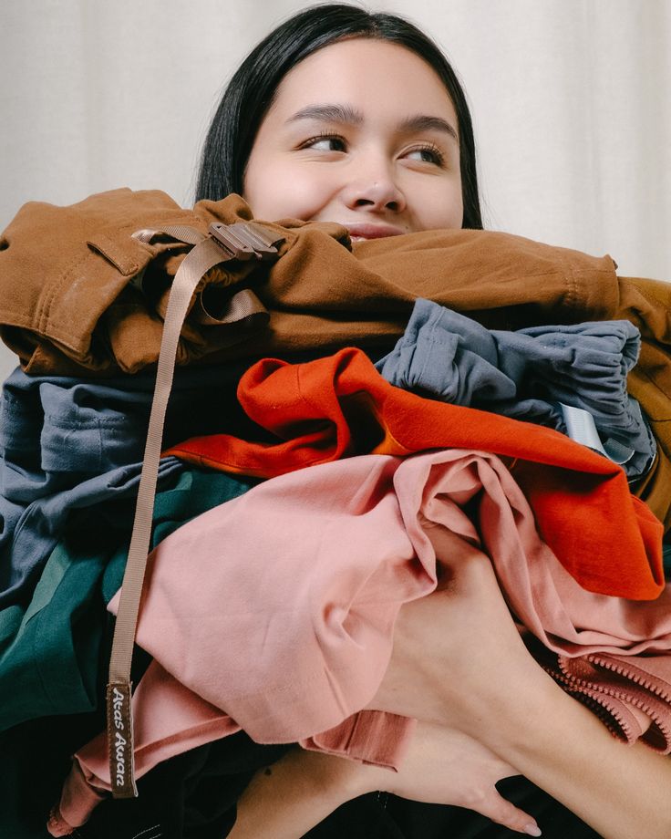 Clothing distribution to refugees